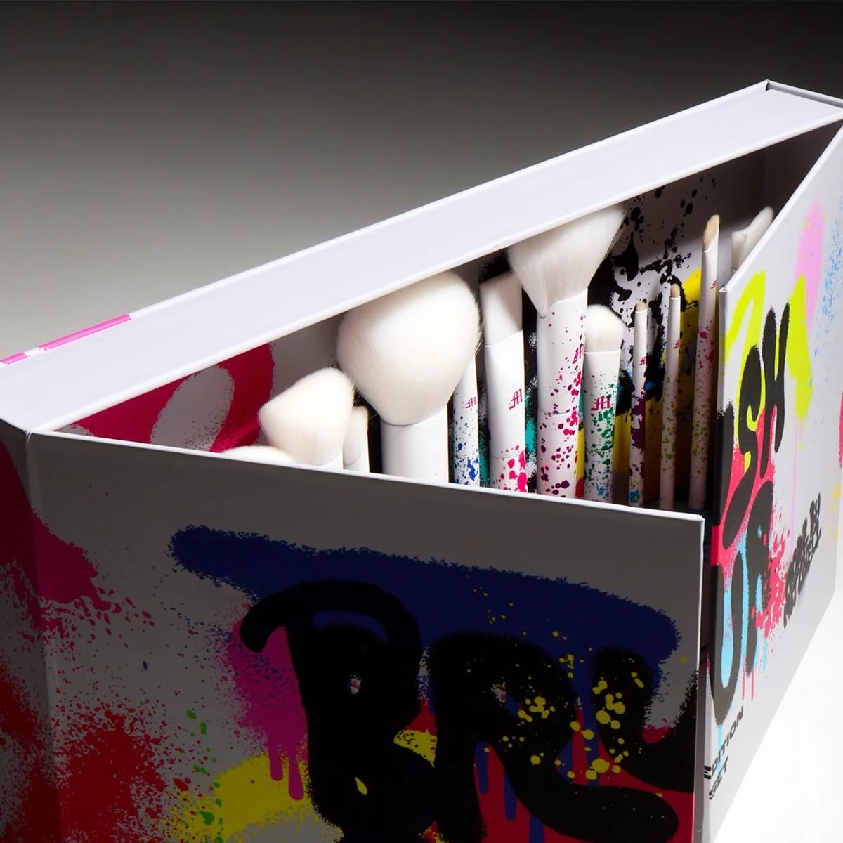 MADE BY MITCHELL, GRAFFITI 16 PIECE MAKEUP BRUSH SET